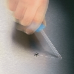 Lasertip предотвращает соскальзывание Часто при завинчивании отвертка выскальзывает из винта. Иногда при этом повреждается ценная поверхность или дело даже кончается травмой. В отвертках Wera наконечник Lasertip обработан лазером до микроскопической шероховатости. Такая шероховатая поверхность буквально 
